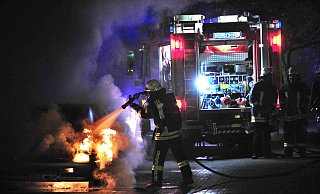 Die Feuerwehr musste in einem Fall all ihr Können aufbieten, um das brennende Fahrzeug weitestgehend zu retten. - Symbolfoto: Andreas Frücht Die Feuerwehr musste in einem Fall all ihr Können aufbieten, um das brennende Fahrzeug weitestgehend zu retten. - Symbolfoto: Andreas Frücht