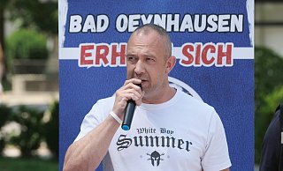 Dieser Redner nennt sich Daniel und macht auf seinem T-Shirt klar, wofür er steht. Später hisst er ein Banner mit der Aufschrift "Remigration". - Ulf Hanke Dieser Redner nennt sich Daniel und macht auf seinem T-Shirt klar, wofür er steht. Später hisst er ein Banner mit der Aufschrift "Remigration". - Ulf Hanke