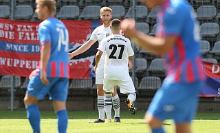 Ein Tänzchen in Ehren... Wiedenbrücks Benedikt Zahn hatte nach einem feinen Solo und einem starken Dribbling im Strafraum das 2:1 gegen den Wuppertaler SV erzielt und lässt sich von Stanislav Fehler dafür gebührend feiern. Fotos: Daniel Bremehr - Daniel Bremehr Ein Tänzchen in Ehren... Wiedenbrücks Benedikt Zahn hatte nach einem feinen Solo und einem starken Dribbling im Strafraum das 2:1 gegen den Wuppertaler SV erzielt und lässt sich von Stanislav Fehler dafür gebührend feiern. Fotos: Daniel Bremehr - Daniel Bremehr