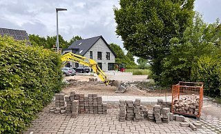 Gefangen: Der Blick aus Sicht der Anwohnerinnen und Anwohner auf die Baustelle. Die Bremsschwelle, die die verkehrsberuhigte Zone markiert, wurde komplett abgetragen. Die Baustelle liegt hinter einer Kurve und ist bei Einfahrt in die Straße schlecht einsehbar. - Danielle Dörsing Gefangen: Der Blick aus Sicht der Anwohnerinnen und Anwohner auf die Baustelle. Die Bremsschwelle, die die verkehrsberuhigte Zone markiert, wurde komplett abgetragen. Die Baustelle liegt hinter einer Kurve und ist bei Einfahrt in die Straße schlecht einsehbar. - Danielle Dörsing