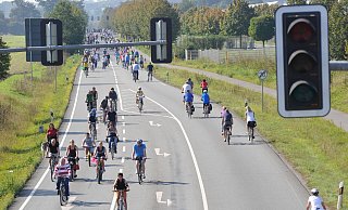 Wenn sich Radfahrer, Skater und Fußgänger die B61 zwischen Herford und Bielefeld erobern, ist der Aktionstag "Ohne Auto mobil". - ralf bittner, www.f2-fotografie.de Wenn sich Radfahrer, Skater und Fußgänger die B61 zwischen Herford und Bielefeld erobern, ist der Aktionstag "Ohne Auto mobil". - ralf bittner, www.f2-fotografie.de