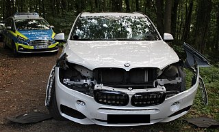 Dieser BMW X5 wurde im Juni 2022 in Porta Westfalica gestohlen und auf einem abgelegenen Fußweg im Wiehengebirge ausgeschlachtet. Die Täter hatten es offensichtlich bloß auf teure Ersatzteile abgesehen. - Polizei Minden-Lübbecke Dieser BMW X5 wurde im Juni 2022 in Porta Westfalica gestohlen und auf einem abgelegenen Fußweg im Wiehengebirge ausgeschlachtet. Die Täter hatten es offensichtlich bloß auf teure Ersatzteile abgesehen. - Polizei Minden-Lübbecke