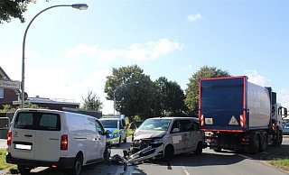 Nach einem Frontalzusammenstoß schleuderte ein Pkw in den Wagen der Müllabfuhr. - Polizei Minden-Lübbecke Nach einem Frontalzusammenstoß schleuderte ein Pkw in den Wagen der Müllabfuhr. - Polizei Minden-Lübbecke