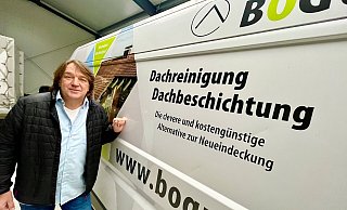 In seiner neuen Halle im Bürener Gewerbegebiet bereitet sich Unternehmer André Bogumil auf den Frühling vor, wenn seine Teams ihren Job auf den Dächern verrichten. Zu den Kunden zählen auch Firmen und Kommunen, sagt der Chef. - Jens Reddeker In seiner neuen Halle im Bürener Gewerbegebiet bereitet sich Unternehmer André Bogumil auf den Frühling vor, wenn seine Teams ihren Job auf den Dächern verrichten. Zu den Kunden zählen auch Firmen und Kommunen, sagt der Chef. - Jens Reddeker