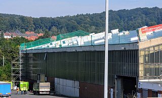 Auf der Rückseite dieses Hallendaches stürzte der junge Arbeiter am Montag in den Tod. - Jens Reichenbach Auf der Rückseite dieses Hallendaches stürzte der junge Arbeiter am Montag in den Tod. - Jens Reichenbach
