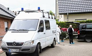 Nach der Bluttat wird der Leichnam der Frau aus dem gemeinsamen Wohnhaus geholt und abtransportiert. - Charlotte Mahncke Nach der Bluttat wird der Leichnam der Frau aus dem gemeinsamen Wohnhaus geholt und abtransportiert. - Charlotte Mahncke