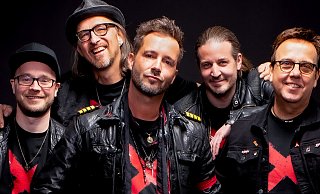De Räuber in neuer Besetzung: Thommy Pieper (v. l.), Andreas „Schrader“ Dorn, Sven West, Martin Zänder und Kurt Feller. Gemeinsam will das Quintett den KuStall in Ottbergen rocken. Foto: Veranstalter - Veranstalter De Räuber in neuer Besetzung: Thommy Pieper (v. l.), Andreas „Schrader“ Dorn, Sven West, Martin Zänder und Kurt Feller. Gemeinsam will das Quintett den KuStall in Ottbergen rocken. Foto: Veranstalter - Veranstalter
