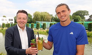 Turnierdirektor Ralf Weber (l.) begrüßte Alexander Zverev bereits am Donnerstag in Halle. Am Samstag trat Deutschlands Nummer eins vor die Presse. - Terra Wortmann Open Turnierdirektor Ralf Weber (l.) begrüßte Alexander Zverev bereits am Donnerstag in Halle. Am Samstag trat Deutschlands Nummer eins vor die Presse. - Terra Wortmann Open