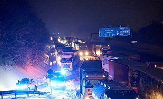 Auf der A3 im nördlichen Rheinland-Pfalz steckten in der Nacht zu Donnerstag etwa 2.000 Menschen für Stunden fest. - Thomas Frey / dpa Auf der A3 im nördlichen Rheinland-Pfalz steckten in der Nacht zu Donnerstag etwa 2.000 Menschen für Stunden fest. - Thomas Frey / dpa