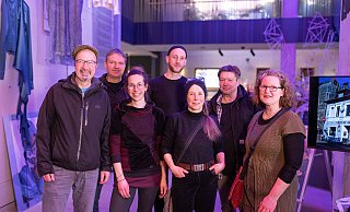 v.l. Frank Böhnte, Dirk Topel, Ines Wagner, Marvin Krühler, Heide Fernandes da Silva, Achim Borchers und Crystal D. Johnson vom ehemaligen Kulturhaus Ostblock sprechen in den Räumen der Volksbank Bielefeldüber ihre Zukunftspläne. Derzeit sind dort auch einige Arbeiten der Künstler dort zu sehen. - Oliver Krato v.l. Frank Böhnte, Dirk Topel, Ines Wagner, Marvin Krühler, Heide Fernandes da Silva, Achim Borchers und Crystal D. Johnson vom ehemaligen Kulturhaus Ostblock sprechen in den Räumen der Volksbank Bielefeldüber ihre Zukunftspläne. Derzeit sind dort auch einige Arbeiten der Künstler dort zu sehen. - Oliver Krato