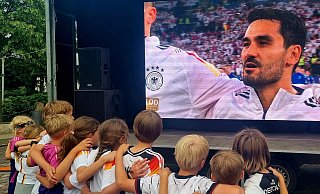 Große und kleine Fans sind wieder zum Jubeln auf dem Marktplatz in Warburg eingeladen. - Stadt Warburg Große und kleine Fans sind wieder zum Jubeln auf dem Marktplatz in Warburg eingeladen. - Stadt Warburg