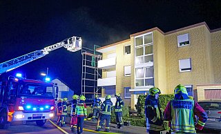 Bei einem Küchenbrand im zweiten Obergeschoss dieses Mehrfamilienhauses in der Hövelhofer Raiffeisenstraße erlitt die 40 Jahre alte Bewohnerin eine Rauchgasvergiftung. - Ralph Meyer Bei einem Küchenbrand im zweiten Obergeschoss dieses Mehrfamilienhauses in der Hövelhofer Raiffeisenstraße erlitt die 40 Jahre alte Bewohnerin eine Rauchgasvergiftung. - Ralph Meyer