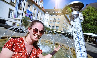 Sommerhitze am Bielefelder Alten Markt ist schön und mal zu genießen - aber es droht Gefahr für ältere und kranke Menschen. - BARBARA FRANKE Sommerhitze am Bielefelder Alten Markt ist schön und mal zu genießen - aber es droht Gefahr für ältere und kranke Menschen. - BARBARA FRANKE