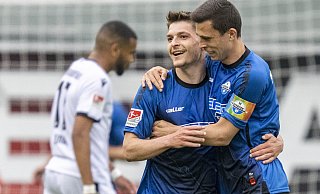 Florent Muslija erhielt in der aktuellen Kicker-Rangliste als einziger SCP-Spieler das Prädikat "Herausragend". Teamkollege Ron Schallenberg (r.) musste sich diesmal mit "Auffällig" begnügen. - picture alliance/dpa Florent Muslija erhielt in der aktuellen Kicker-Rangliste als einziger SCP-Spieler das Prädikat "Herausragend". Teamkollege Ron Schallenberg (r.) musste sich diesmal mit "Auffällig" begnügen. - picture alliance/dpa