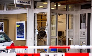Geldautomaten-Sprenger haben an der Horner Mittelstraße einen Ort der Verwüstung hinterlassen. Ziel der Täter war eine SB-Filiale der Deutschen Bank. - Raphael Bartling Geldautomaten-Sprenger haben an der Horner Mittelstraße einen Ort der Verwüstung hinterlassen. Ziel der Täter war eine SB-Filiale der Deutschen Bank. - Raphael Bartling