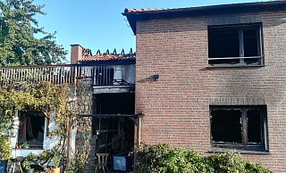 Das Zweifamilienhaus ist vollkommen ausgebrannt. - Frank Hartmann Das Zweifamilienhaus ist vollkommen ausgebrannt. - Frank Hartmann