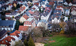 Hinter dem kleinen Park mit Spielplatz verläuft die Luisenstraße. Der Straßenabschnitt ist ein verkehrsberuhigter Bereich, in dem nun die Mordkommission ermitteln musste. - Mike-Dennis Müller Hinter dem kleinen Park mit Spielplatz verläuft die Luisenstraße. Der Straßenabschnitt ist ein verkehrsberuhigter Bereich, in dem nun die Mordkommission ermitteln musste. - Mike-Dennis Müller