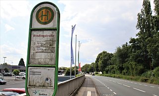 Kein Hinweis weit und breit: Fahrgäste an der Haltestelle Bindingstraße warten unter Umständen lange auf den Bus - weil sie nicht wissen, dass die Haltestelle vorübergehend an die Fischerstraße velegt wurde. - Meiko Haselhorst Kein Hinweis weit und breit: Fahrgäste an der Haltestelle Bindingstraße warten unter Umständen lange auf den Bus - weil sie nicht wissen, dass die Haltestelle vorübergehend an die Fischerstraße velegt wurde. - Meiko Haselhorst
