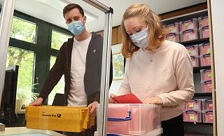 Dara Taflinski ist für die Dauer der Wahlvorbereitungen dem Wahlteam zugeordnet. Eine ihrer Aufgabe ist es, die eingegangenen Briefwahlumschläge zu sortieren und bis zur Wahl im Schrank zu deponieren. Azubi Timo Reinhold bringt schon Nachschub. - Sigurd Gringel Dara Taflinski ist für die Dauer der Wahlvorbereitungen dem Wahlteam zugeordnet. Eine ihrer Aufgabe ist es, die eingegangenen Briefwahlumschläge zu sortieren und bis zur Wahl im Schrank zu deponieren. Azubi Timo Reinhold bringt schon Nachschub. - Sigurd Gringel