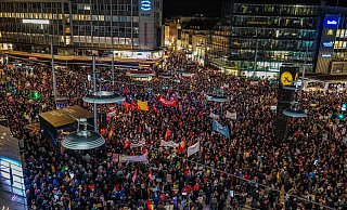 Nicht nur der Jahnplatz war komplett gefüllt. Die Demonstrierenden drängten sich auch in der Bahnhofstraße, der Niedernstraße oder auf dem Niederwall. - Paul Brinkmann Nicht nur der Jahnplatz war komplett gefüllt. Die Demonstrierenden drängten sich auch in der Bahnhofstraße, der Niedernstraße oder auf dem Niederwall. - Paul Brinkmann