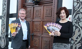 Museumsleiterin Regine Krull und Bürgermeister Thomas Meyer präsentieren das Kulturprogramm 2022, hinter dem zahlreiche Veranstalter, Organisatoren, Künstler und Sponsoren stehen. - Britta Bohnenkamp-Schmidt Museumsleiterin Regine Krull und Bürgermeister Thomas Meyer präsentieren das Kulturprogramm 2022, hinter dem zahlreiche Veranstalter, Organisatoren, Künstler und Sponsoren stehen. - Britta Bohnenkamp-Schmidt