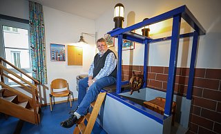 Uwe Büsching, hier auf dem Schiff, hofft, jetzt doch noch ein neues Zuhause für die bei den Kindern extrem beliebten Objekte zu finden. - Sarah Jonek Uwe Büsching, hier auf dem Schiff, hofft, jetzt doch noch ein neues Zuhause für die bei den Kindern extrem beliebten Objekte zu finden. - Sarah Jonek