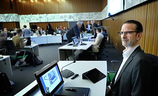 Im Fokus: Jan-Erik Weinekötter, Geschäftsführer der Gütersloh Marketing GmbH. Hier bei der Sondersitzung des Stadtrates am Montag vergangener Woche. - Andreas Frücht Im Fokus: Jan-Erik Weinekötter, Geschäftsführer der Gütersloh Marketing GmbH. Hier bei der Sondersitzung des Stadtrates am Montag vergangener Woche. - Andreas Frücht