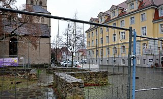 Ab nächster Woche sollen die nachempfundenen Grundmauern des Damenstiftes abgerissen werden. Die Fläche zwischen Münster und Rathaus wird ab da auch für einige Zeit den Busverkehr vom Alten Markt aufnehmen. - Frank-Michael Kiel-Steinkamp Ab nächster Woche sollen die nachempfundenen Grundmauern des Damenstiftes abgerissen werden. Die Fläche zwischen Münster und Rathaus wird ab da auch für einige Zeit den Busverkehr vom Alten Markt aufnehmen. - Frank-Michael Kiel-Steinkamp