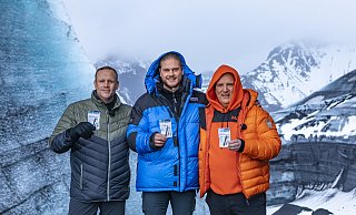 Vier Tage lang haben der Gütersloher Gründer Alexander Weese (v.l.), Ex-Fußball Nationalspieler Rurik Gislason und Unternehmer Ralf Dümmel in Island für einen TV-Clip für "Die Höhle der Löwen" gedreht. - DS Unternehmensgruppe Vier Tage lang haben der Gütersloher Gründer Alexander Weese (v.l.), Ex-Fußball Nationalspieler Rurik Gislason und Unternehmer Ralf Dümmel in Island für einen TV-Clip für "Die Höhle der Löwen" gedreht. - DS Unternehmensgruppe