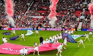 Die feierliche Eröffnung der Frauenfußball-EM in Manchester: „Was die Engländer dem Frauenfußball an Wertschätzung und Anerkennung beimessen, ist schon beeindruckend!“ meint Tanja Schulte, die vor Ort war. Beim Turnier zündete auch die deutsche Mannschaft in den ersten Gruppenspielen ein sportliches Feuerwerk. - Tanja Schulte Die feierliche Eröffnung der Frauenfußball-EM in Manchester: „Was die Engländer dem Frauenfußball an Wertschätzung und Anerkennung beimessen, ist schon beeindruckend!“ meint Tanja Schulte, die vor Ort war. Beim Turnier zündete auch die deutsche Mannschaft in den ersten Gruppenspielen ein sportliches Feuerwerk. - Tanja Schulte