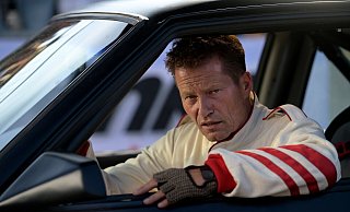 Bertie braucht Geld. Aber erstmal einen Motor. Dann muss er zum Rennen an den Bilster Berg. - Bernd Spauke Bertie braucht Geld. Aber erstmal einen Motor. Dann muss er zum Rennen an den Bilster Berg. - Bernd Spauke