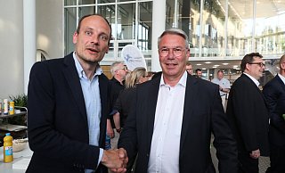 Der unterlegene Philip Kleineberg (CDU) gratuliert Christian Dahm (SPD), der für Herford, Hiddenhausen, Enger und Spenge wieder in den Landtag einzieht. - Frank-Michael Kiel-Steinkamp Der unterlegene Philip Kleineberg (CDU) gratuliert Christian Dahm (SPD), der für Herford, Hiddenhausen, Enger und Spenge wieder in den Landtag einzieht. - Frank-Michael Kiel-Steinkamp