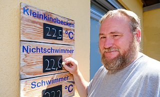Der Leiter des Naturbades Brackwede, Michael Joost, kann für alle drei Becken erfrischende rund 22 Grad anzeigen. - Andreas Zobe Der Leiter des Naturbades Brackwede, Michael Joost, kann für alle drei Becken erfrischende rund 22 Grad anzeigen. - Andreas Zobe