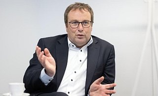 Äußert sich im Vorfeld der Sitzung des Regionalrats Detmold zur Planung einer neuen Bahntrasse zwischen Bielefeld und Hannover: NRW-Verkehrsminister Oliver Krischer (Grüne) - Oliver Krato Äußert sich im Vorfeld der Sitzung des Regionalrats Detmold zur Planung einer neuen Bahntrasse zwischen Bielefeld und Hannover: NRW-Verkehrsminister Oliver Krischer (Grüne) - Oliver Krato