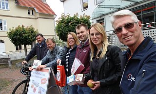 Freuen sich auf das Radlerfrühstück: Carsten Witt (Leiter Verkkehrsplanung, v.l.), Meiko Haselhorst (NW), Miriam Dröge (Stadtmarketing Bünde), Christoph Erdbrügger (Bäckerei Erdbrügger), Sandy Metzger (Edeka Metzger) und Rolf Overlack (ADFC). - Jan-Henrik Gerdener Freuen sich auf das Radlerfrühstück: Carsten Witt (Leiter Verkkehrsplanung, v.l.), Meiko Haselhorst (NW), Miriam Dröge (Stadtmarketing Bünde), Christoph Erdbrügger (Bäckerei Erdbrügger), Sandy Metzger (Edeka Metzger) und Rolf Overlack (ADFC). - Jan-Henrik Gerdener