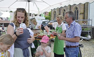 In Rheda-Wiedenbrück lockten 40 Stände auf den neuen Stadtflohmarkt. Vor allem die besondere Atmosphäre überzeugte viele Verkäufer und Käufer. - Rainer Stephan In Rheda-Wiedenbrück lockten 40 Stände auf den neuen Stadtflohmarkt. Vor allem die besondere Atmosphäre überzeugte viele Verkäufer und Käufer. - Rainer Stephan