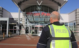 Ein Polizist bewacht am Mittwoch, 25. Oktober, den Eingang zum Werre-Park, drinnen arbeitet die Spurensicherung. Noch am Nachmittag entdeckten Ermittler das Fluchtfahrzeug in einer Scheune. - Ulf Hanke Ein Polizist bewacht am Mittwoch, 25. Oktober, den Eingang zum Werre-Park, drinnen arbeitet die Spurensicherung. Noch am Nachmittag entdeckten Ermittler das Fluchtfahrzeug in einer Scheune. - Ulf Hanke