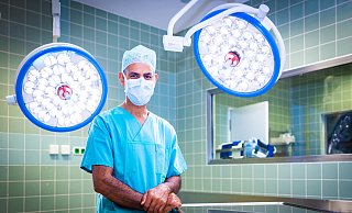 Morris Beshay, Chefarzt der Klinik für Thoraxchirurgie am EvKB, operiert hauptsächlich Patienten mit Lungenkrebs. Aber auch Menschen, die extrem erröten oder schwitzen. - Mike-Dennis Müller / www.mdm.photo Morris Beshay, Chefarzt der Klinik für Thoraxchirurgie am EvKB, operiert hauptsächlich Patienten mit Lungenkrebs. Aber auch Menschen, die extrem erröten oder schwitzen. - Mike-Dennis Müller / www.mdm.photo