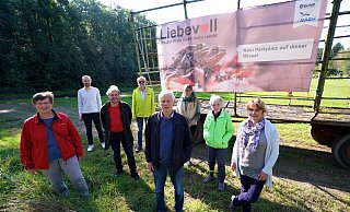 Vertreterinnen und Vertreter von Nabu und BUND vor einem Jahr mit der plakativen Absage für den Parkplatz - Peter Unger Vertreterinnen und Vertreter von Nabu und BUND vor einem Jahr mit der plakativen Absage für den Parkplatz - Peter Unger