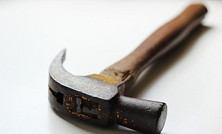 Mit einem Zimmermannshammer soll Paul M. immer und immer wieder auf sein Opfer eingeschlagen haben, so die Anklage. - Pixabay/Benjamin Nelan Mit einem Zimmermannshammer soll Paul M. immer und immer wieder auf sein Opfer eingeschlagen haben, so die Anklage. - Pixabay/Benjamin Nelan