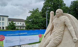 Frankreichs Superstar Kylian Mbappé könnte seine Sandskulptur vom Balkon des Parkhotels sehen. - Uwe Müller Frankreichs Superstar Kylian Mbappé könnte seine Sandskulptur vom Balkon des Parkhotels sehen. - Uwe Müller