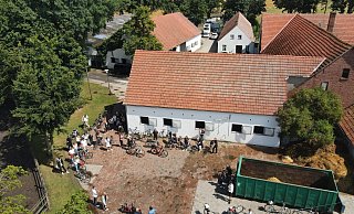 Die gesamte Gruppe startete auf em großen Hof des Anwesens Döring in Vehlage. Dieses Foto wurde mit einer Drohne beim Start aufgenommen. - Familie Döring Die gesamte Gruppe startete auf em großen Hof des Anwesens Döring in Vehlage. Dieses Foto wurde mit einer Drohne beim Start aufgenommen. - Familie Döring