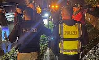 Die Polizei war bei dem "Aufmarsch" schnell vor Ort. - Piel Die Polizei war bei dem "Aufmarsch" schnell vor Ort. - Piel
