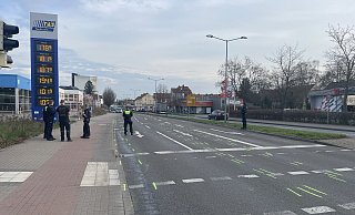 Ein Unfallaufnahme-Team der Polizei sichert Beweise am Unfallort an der Ringstraße. - Jan Henning Rogge Ein Unfallaufnahme-Team der Polizei sichert Beweise am Unfallort an der Ringstraße. - Jan Henning Rogge