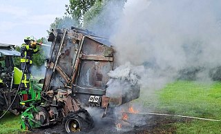 Von der Ballenpresse blieb nichts mehr anderes mehr übrig als Schrott. - FFW Nieheim Von der Ballenpresse blieb nichts mehr anderes mehr übrig als Schrott. - FFW Nieheim