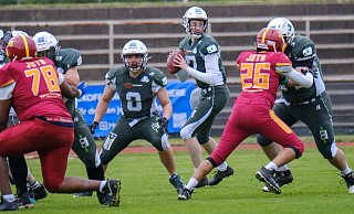 Quarterback Luis Altehoefer (mit Ball) und die Bielefeld Bulldogs wollen in Troisdorf punkten. - Andreas Zobe Quarterback Luis Altehoefer (mit Ball) und die Bielefeld Bulldogs wollen in Troisdorf punkten. - Andreas Zobe
