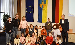Aileen Claußner (v. l.), Leon Temme, Ulla Adden und Annette Schölzel besuchten mit den Bärenkindern Bürgermeister Burkhard Deppe (r.) im Rathaus. - Stadt Bad Driburg Aileen Claußner (v. l.), Leon Temme, Ulla Adden und Annette Schölzel besuchten mit den Bärenkindern Bürgermeister Burkhard Deppe (r.) im Rathaus. - Stadt Bad Driburg