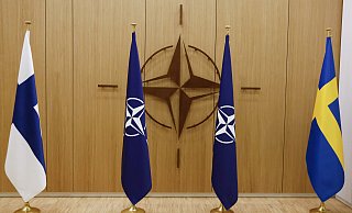 Die Flaggen Finnlands (l-r), der Nato und Schwedens stehen bei einer Zeremonie anlässlich der Überreichung der Nato-Beitrittsanträge Schwedens und Finnlands in Brüssel. Botschafter der beiden Länder übergaben Nato-Generalsekretär Stoltenberg am Mittwochmorgen in der Brüsseler Bündniszentrale die entsprechenden Dokumente. - Johanna Geron/Reuters Pool/AP/dpa Die Flaggen Finnlands (l-r), der Nato und Schwedens stehen bei einer Zeremonie anlässlich der Überreichung der Nato-Beitrittsanträge Schwedens und Finnlands in Brüssel. Botschafter der beiden Länder übergaben Nato-Generalsekretär Stoltenberg am Mittwochmorgen in der Brüsseler Bündniszentrale die entsprechenden Dokumente. - Johanna Geron/Reuters Pool/AP/dpa