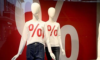 Schlichte T-Shirts mit %-Aufdruck werben für Schnäppchen in der Wintermode. - Frank-Michael Kiel-Steinkamp Schlichte T-Shirts mit %-Aufdruck werben für Schnäppchen in der Wintermode. - Frank-Michael Kiel-Steinkamp