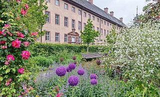 Der Blick auf Schloss Corvey bei Höxter, eingerahmt von Rosen und Schleierkraut. - Huxarium-Gartenpark Der Blick auf Schloss Corvey bei Höxter, eingerahmt von Rosen und Schleierkraut. - Huxarium-Gartenpark